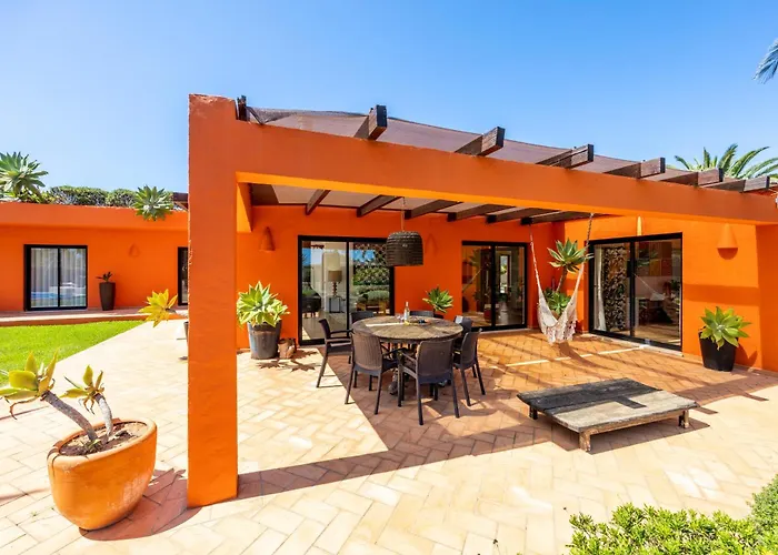 Вилла Unique Villa -1 Km To Beach, Private Natural Pool, Tennis Court & Jumping Mat Сагреш